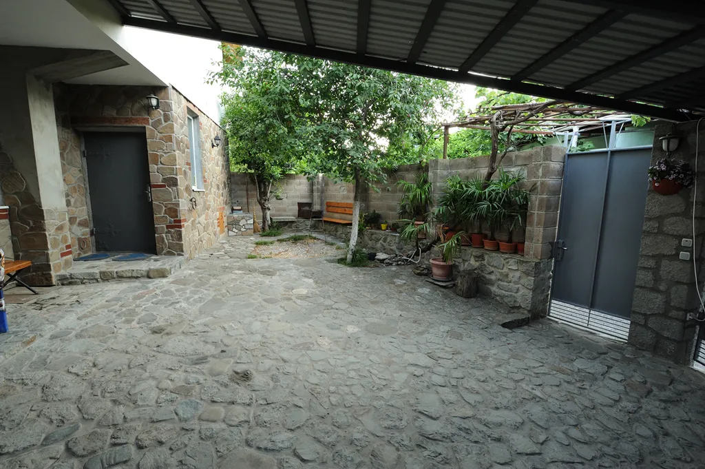 Дом с балконом, видом на море у пляжа и Воронцовского дворца