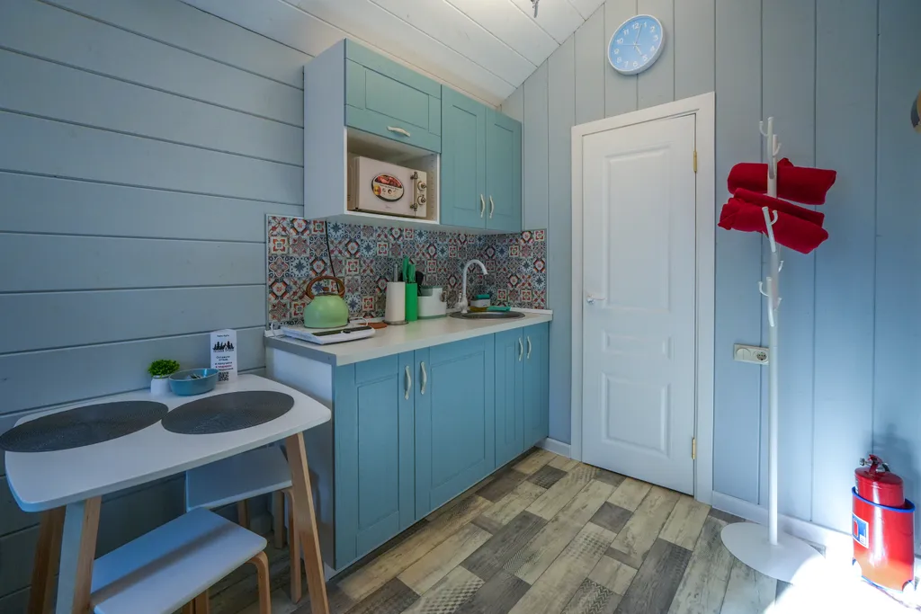 Синий домик в лесу на Живописной улице