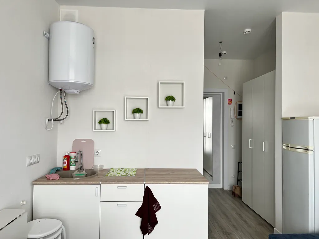 Уютная студия с видом на бассейн и можжевеловый лес