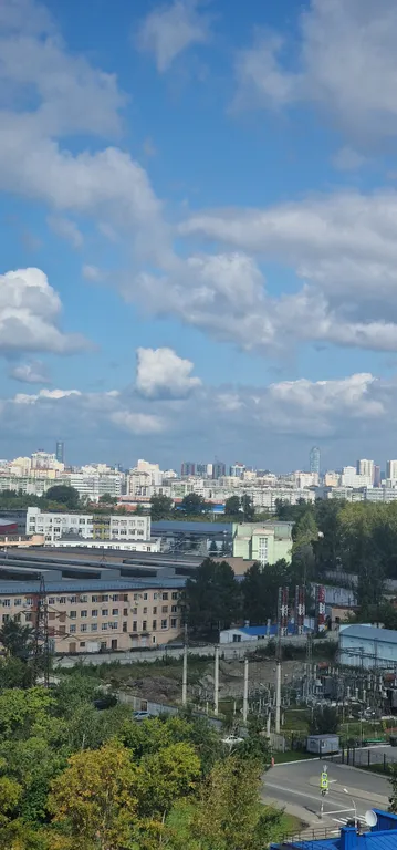 Светлая студия с видом на горы