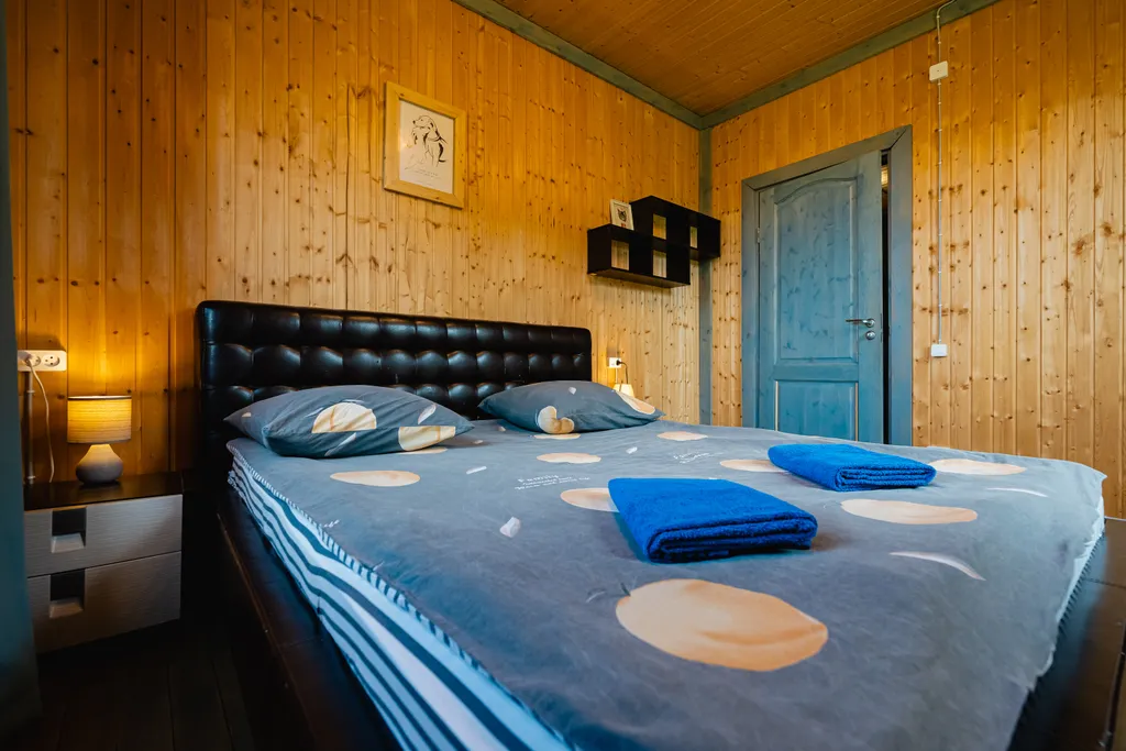 Коттедж у пруда