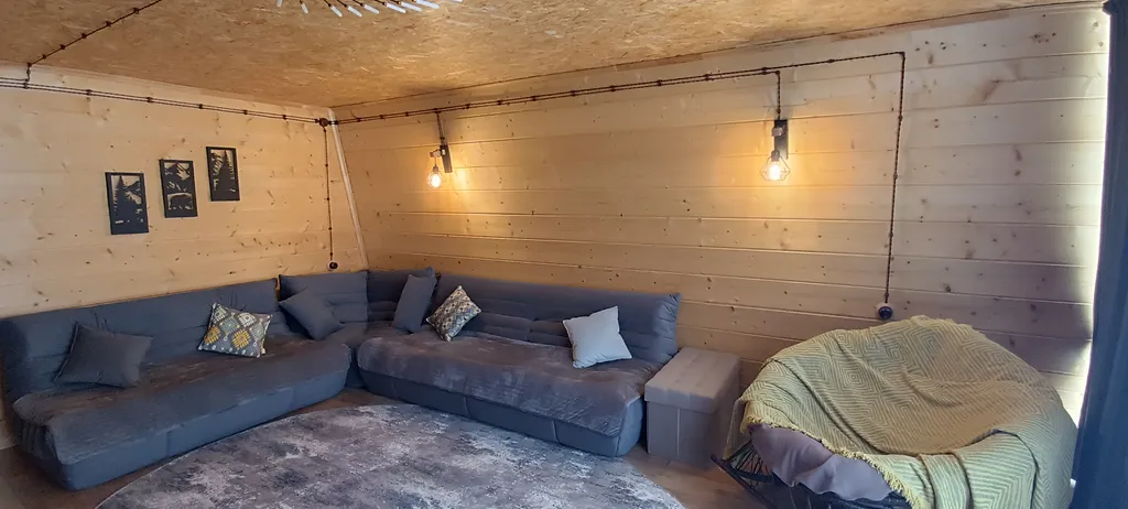 Таунхаус у озера с видом на горы