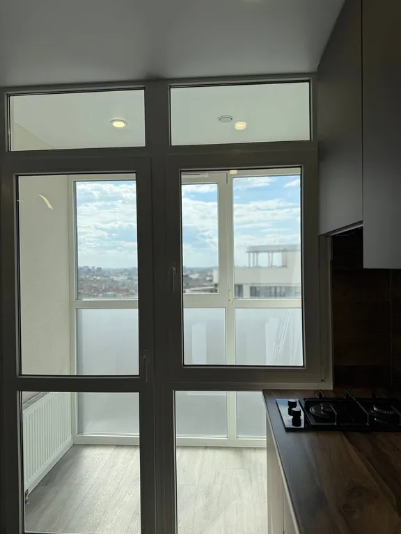 Студия с панорамными окнами и атмосферным видом