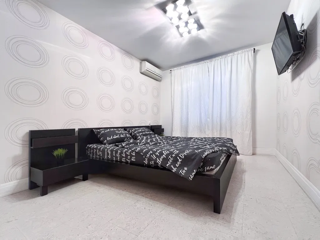 Стильная двухкомнатная квартира с разделенными комнатами в районе ГГМ