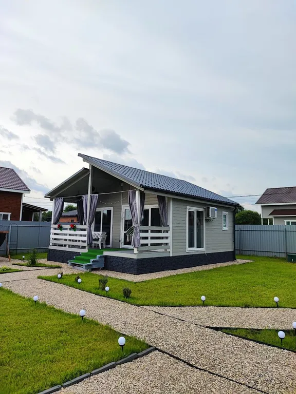 Новый стильный дом в окружении леса