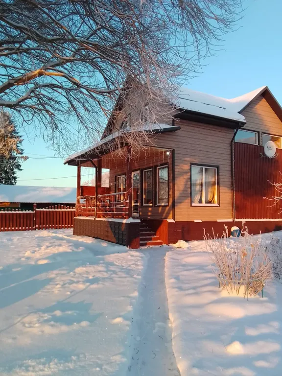 Коттедж Двухэтажный апартамент в доме на берегу озера — Луга