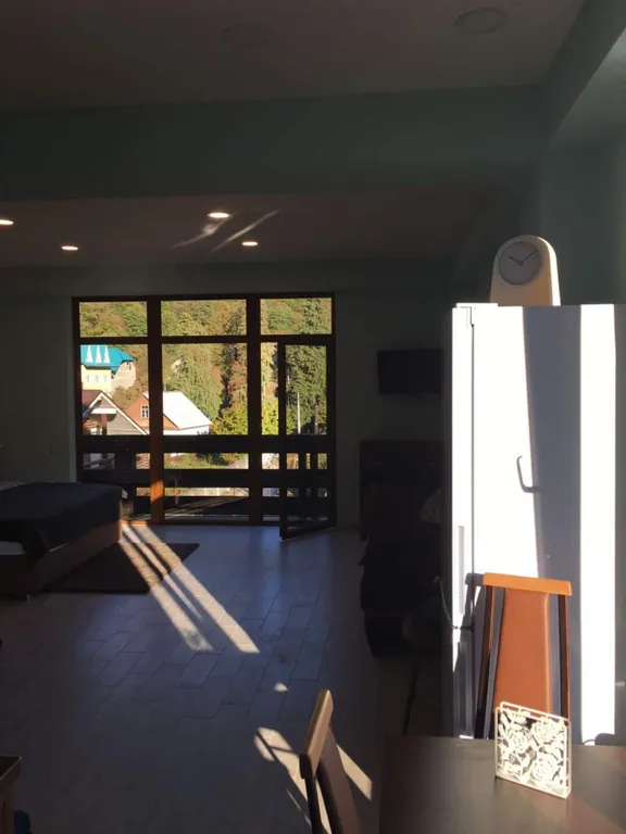 Панорамная студия с потрясающим видом на горы в центре красной поляны