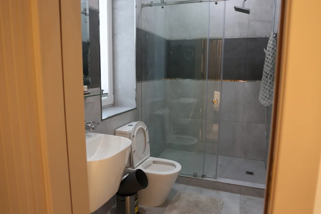 Двухкомнатный номер с king-size кроватью и диваном в гостиной