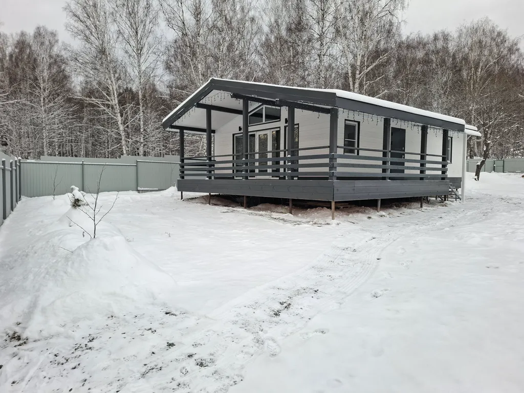 Дом в лесу с большой террасой