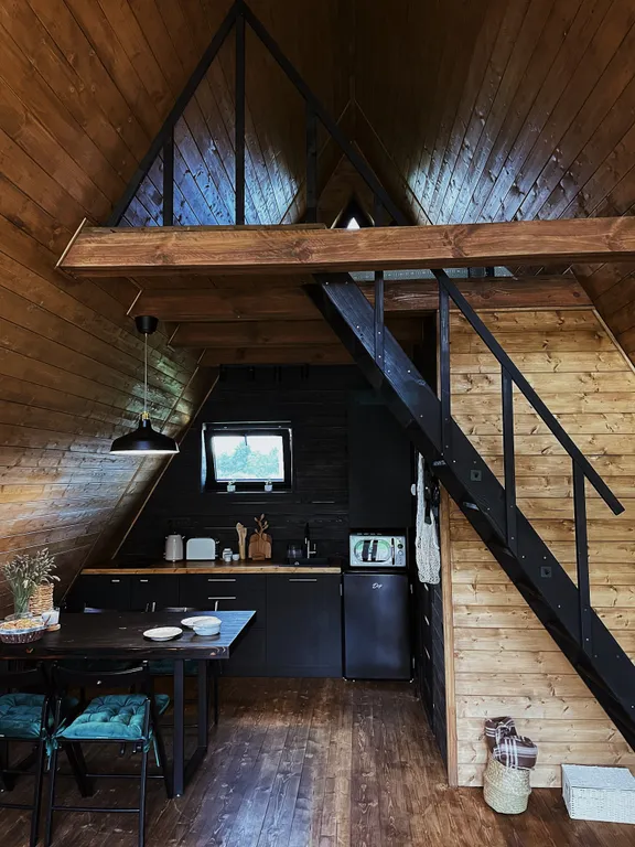 Уютный панорамный треугольный дом A-frame с видом и окружением леса