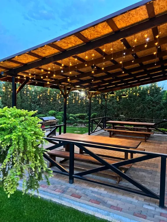 Двухэтажный коттедж на зелёной территории