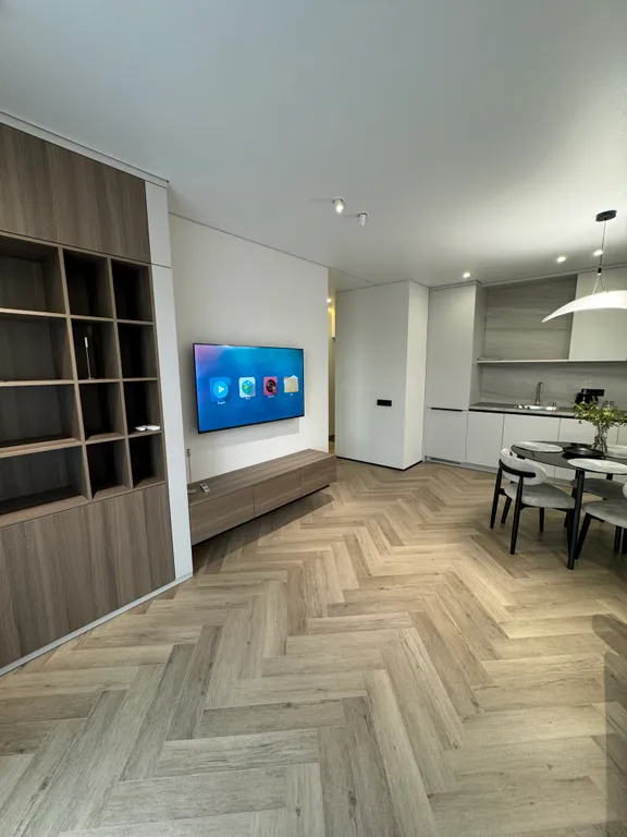 Дизайнерский ремонт с красивым вид из окна