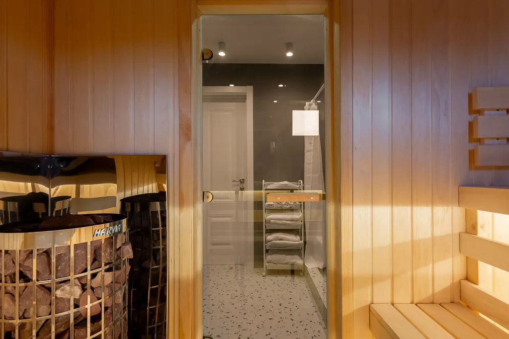 Новый дом с видом на озеро, сауной, гриль-домом и детской площадкой