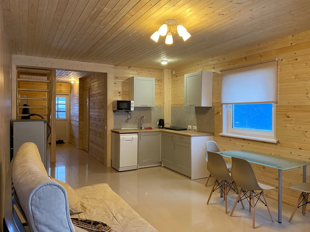 Коттедж 4+2 с сауной на берегу медного озера