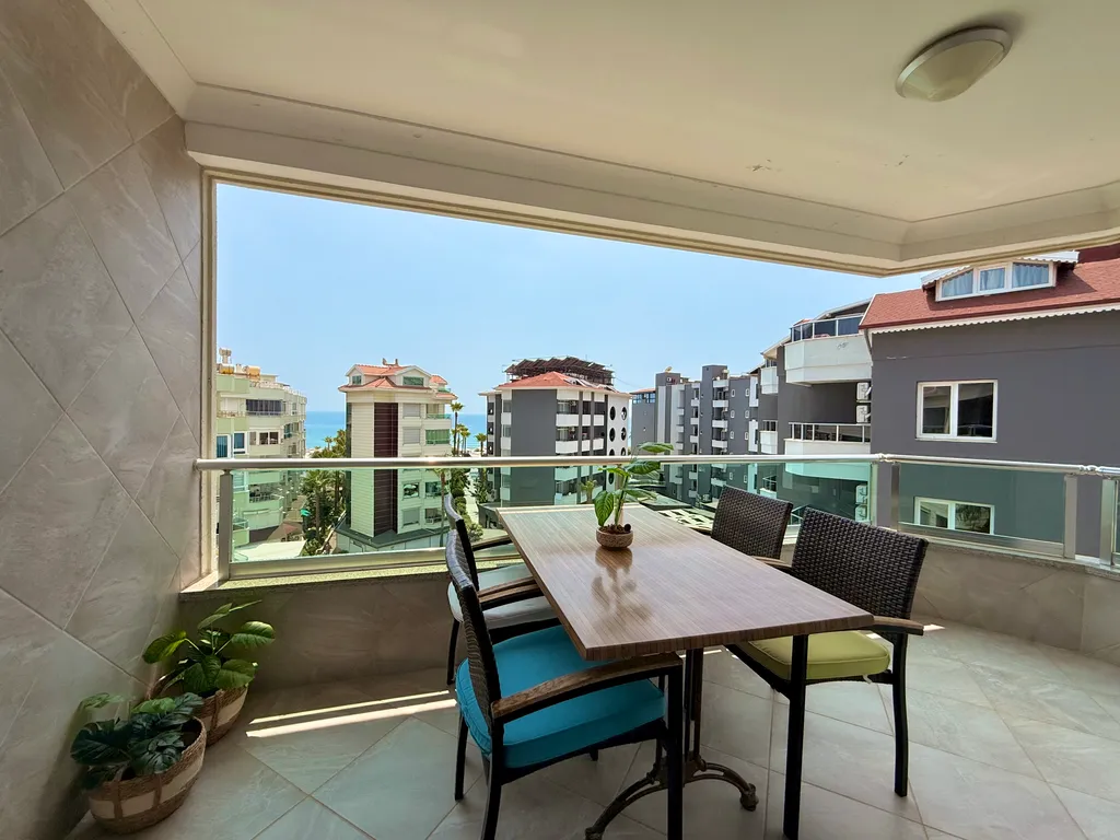 Двухуровневые апартаменты с видом на море и горы