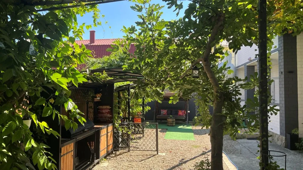 Домик коралл с бассейном в центре