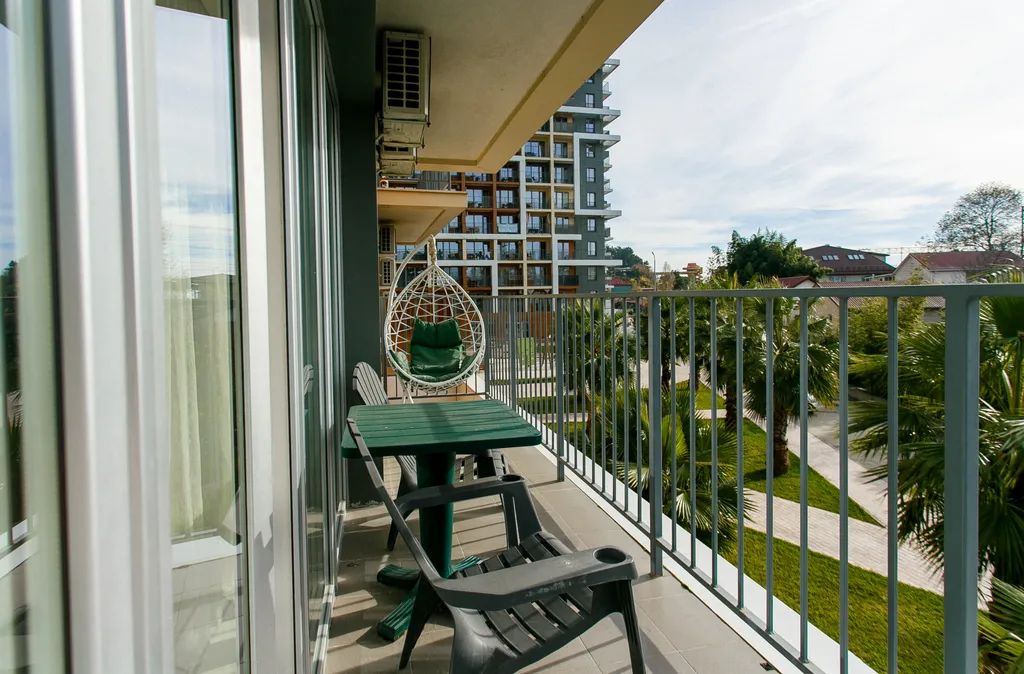 Светлые апартаменты с двумя спальнями и балконом с качелью