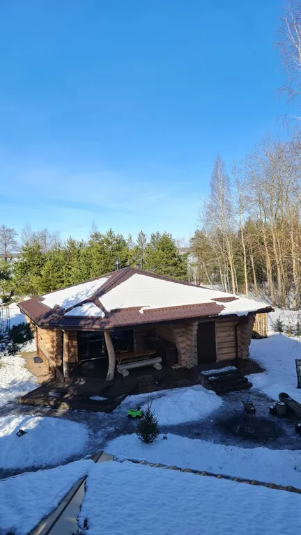 Дом и баня между озером и лесом