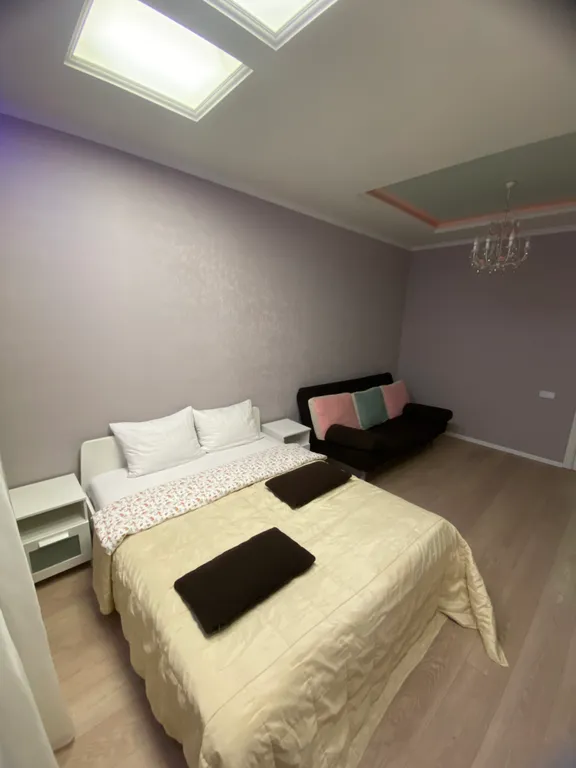 Стильная квартира с разноплановым освещением