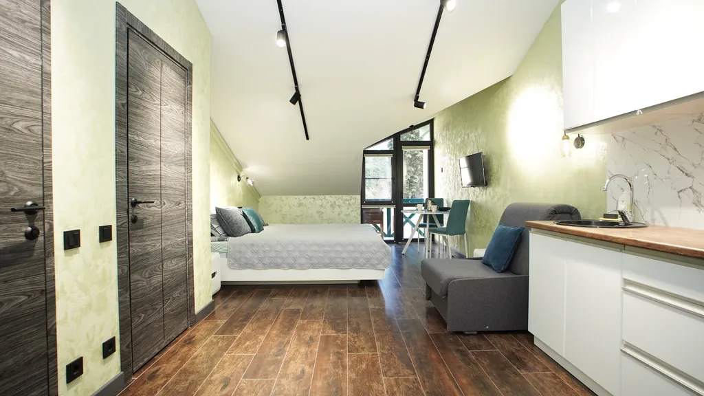 Просторная и уютная студия с балконом, идеальный вид на горы, центр