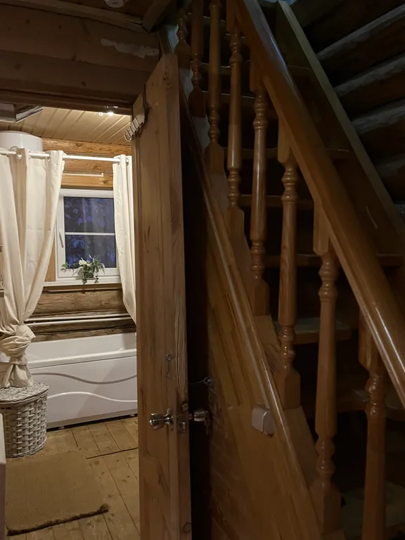 Дом на берегу озера с собственной конюшней