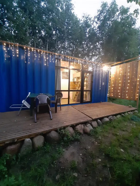 Дом на склоне холма у реки