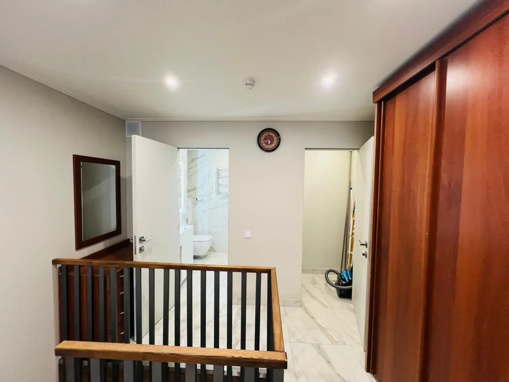 Двухуровневая квартира с бассейном на территории