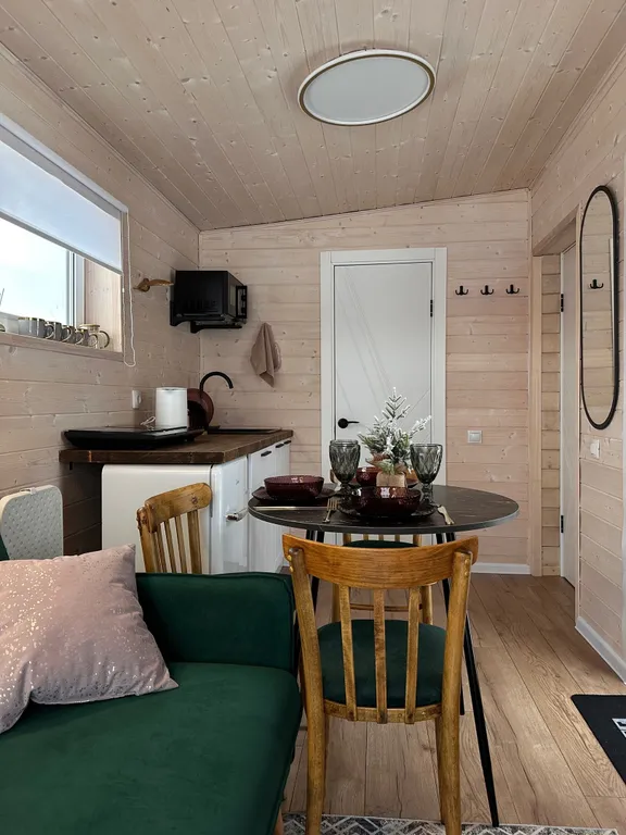 Стильный Красный дом у реки