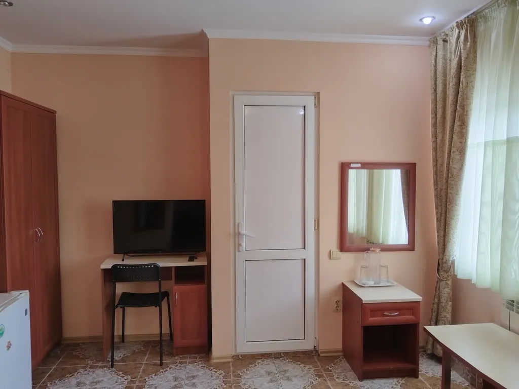 Квартира Квартира Двухместный уютный номер в Гостевом доме "Легенда" с бассейном. — Анапа