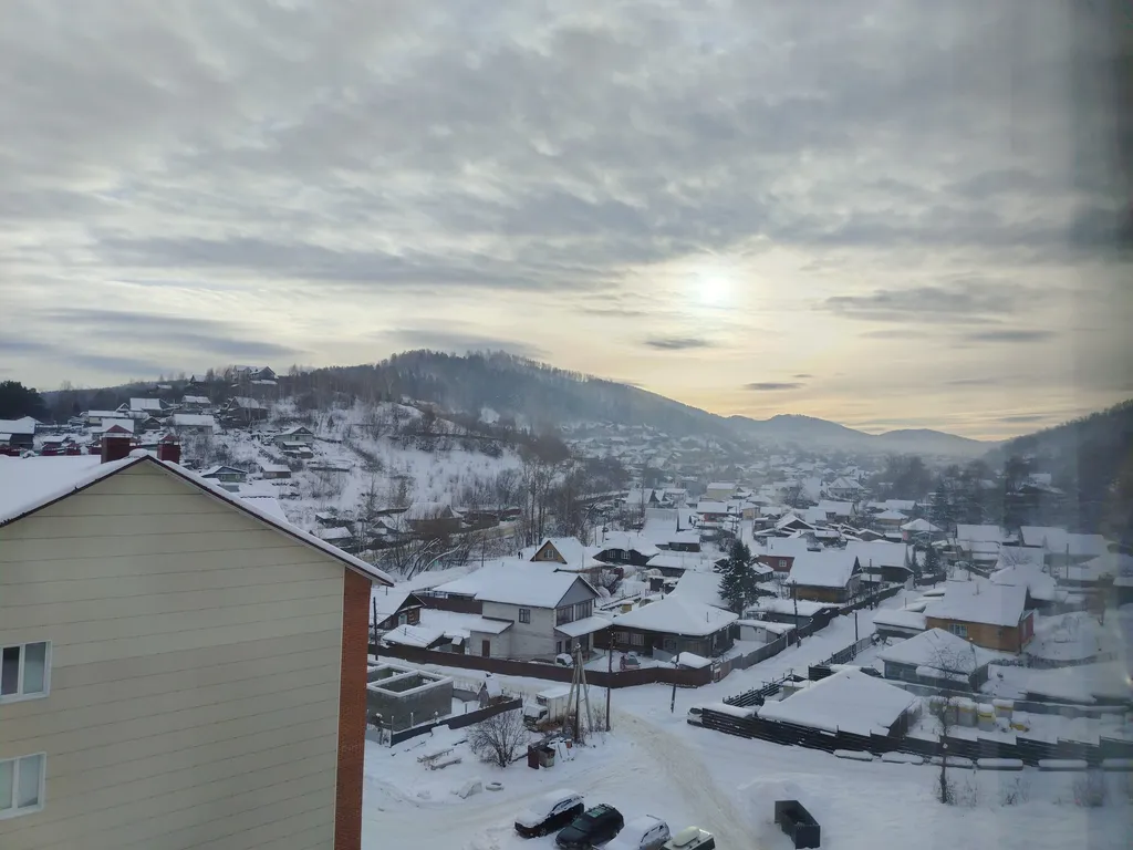 Квартира-студия с видом на город среди гор