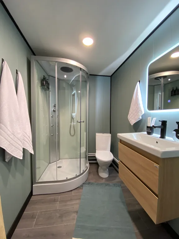 Домик вблизи озера