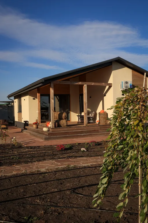 Дом-баня в красивом саду рядом с водоемом