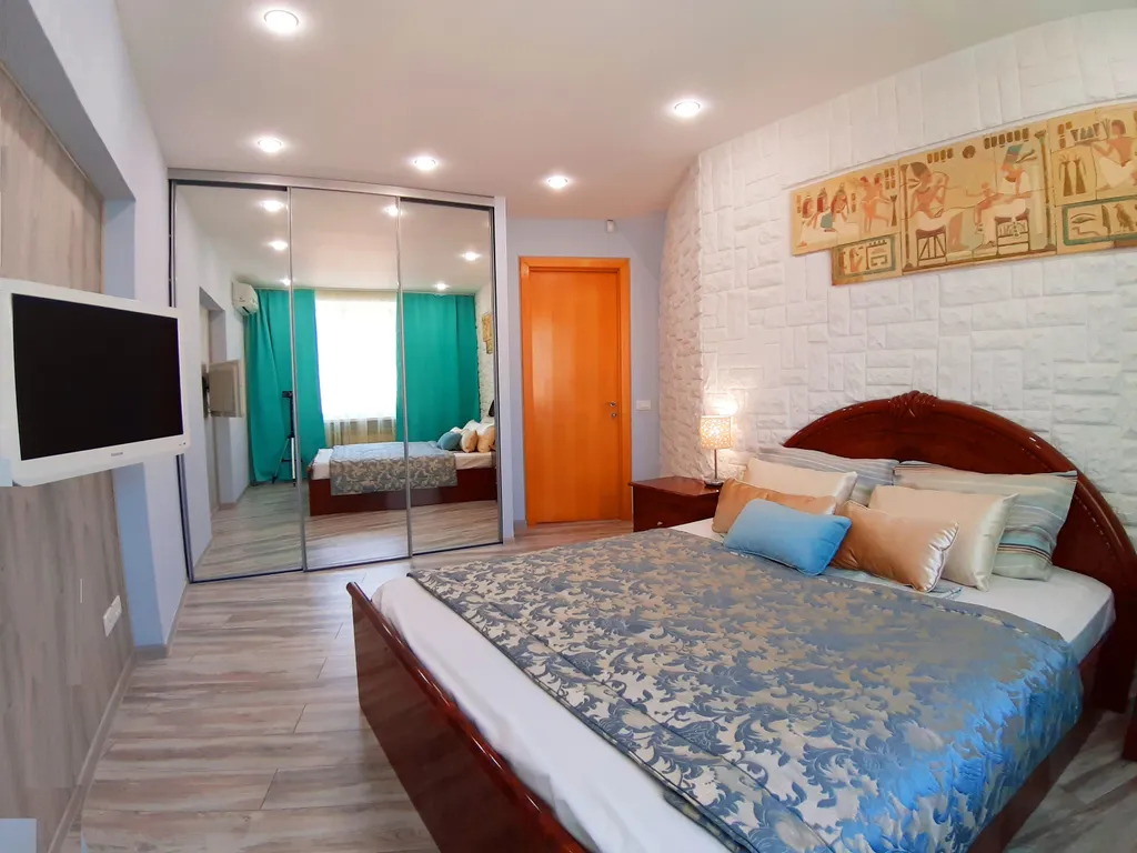 Эксклюзивные евро-апартаменты с сауной на площади Революции