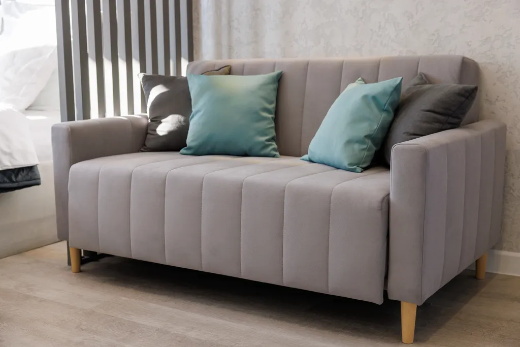 Уютная кино-студия с проектором и большой ванной