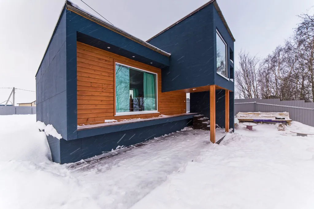 Уютный коттедж с панорамными окнами на берегу озера