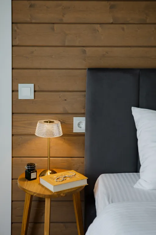 Дом с сауной и горячим чаном на участке с соснами