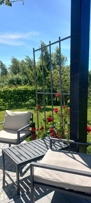 Дом с видом на море и отдельно стоящей баней.