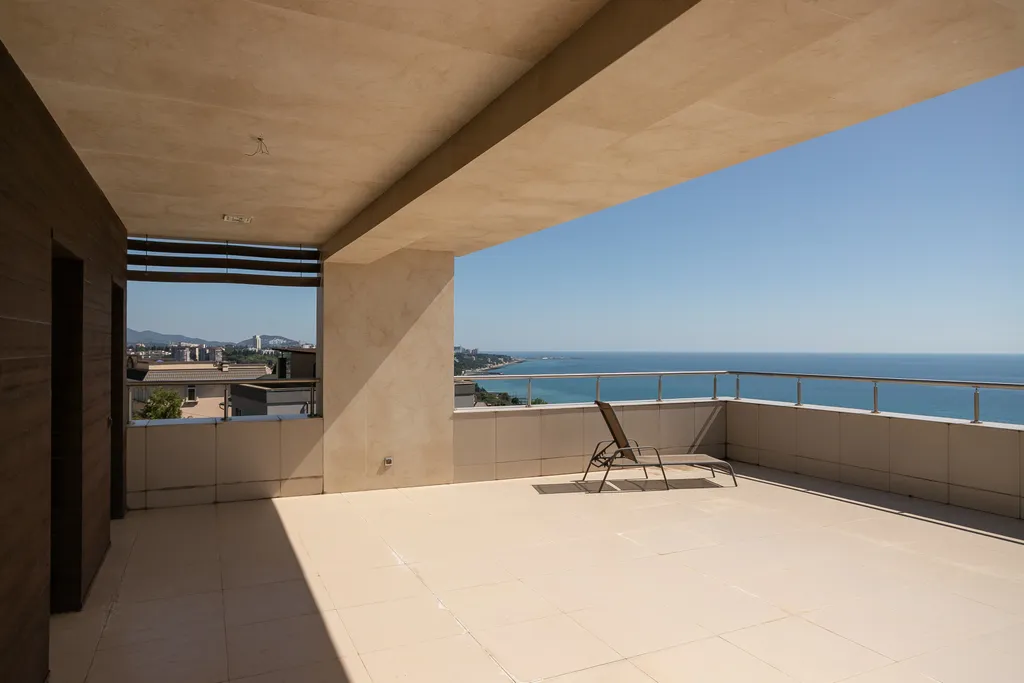 Дом с бассейном с видом на море