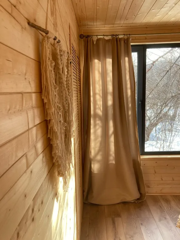 Уютный дом с камином у леса