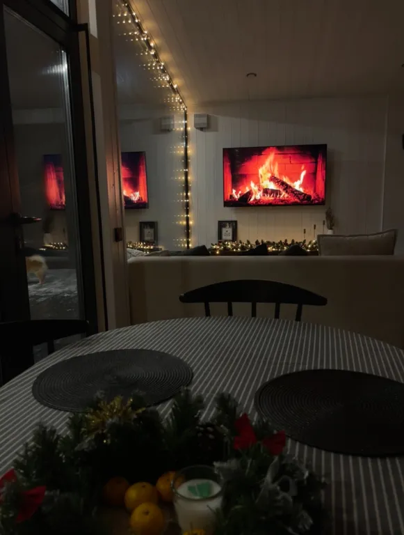 Домик на Новогодние праздники с панорамными окнами в лесу