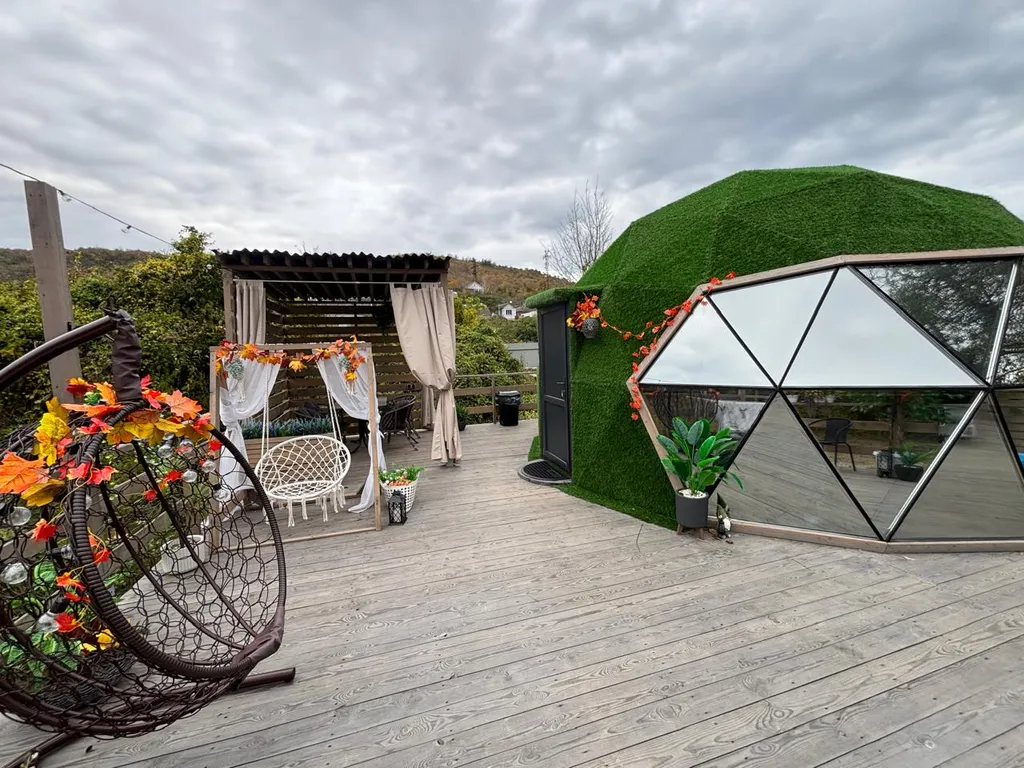 Уютная сфера на побережье