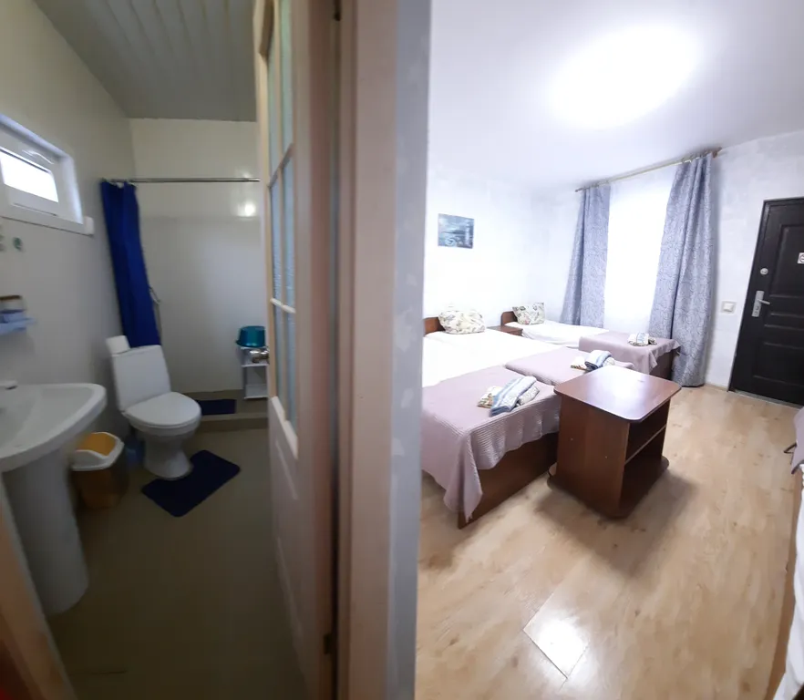 Квартира Уютная комната с удобствами, отдельный вход со двора, бассейн — Кучугуры