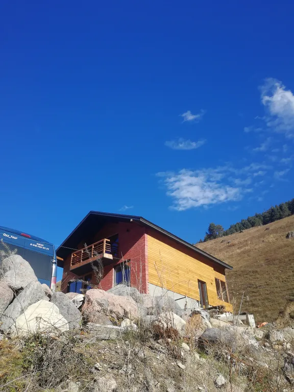 Уютная студия люкс с панорамными окнами с видом на горы