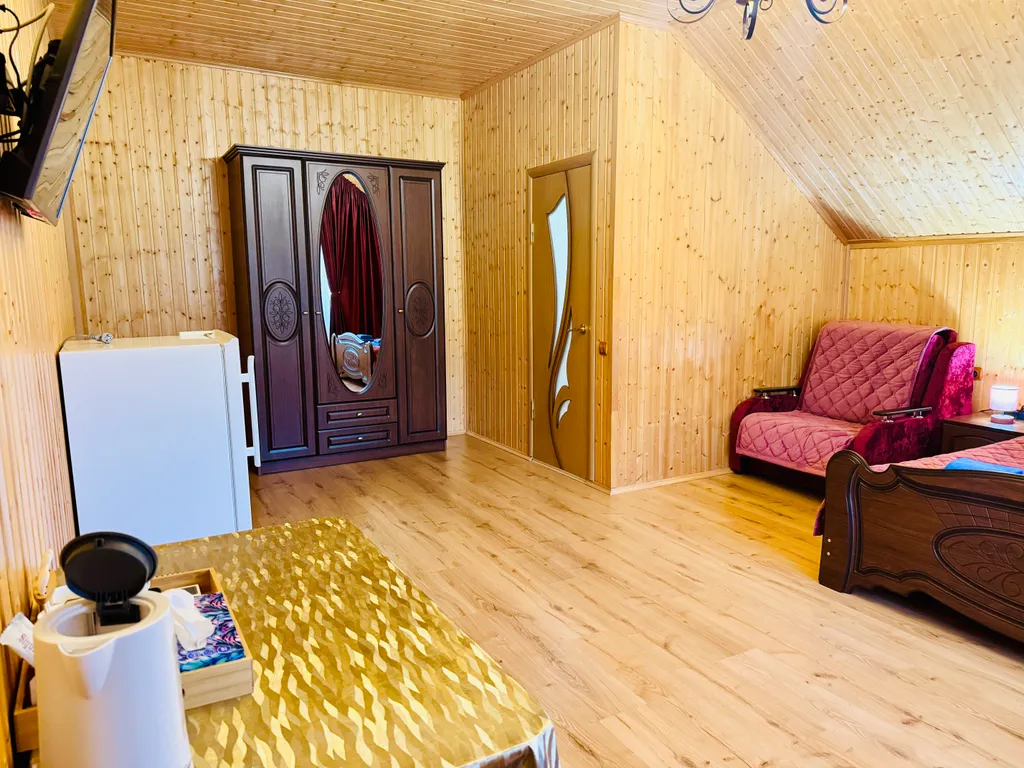 Трехместный номер 11 с балконом и видом на горы