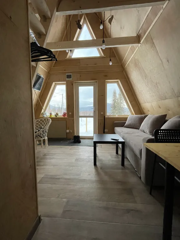 А-frame в окружении леса и гор