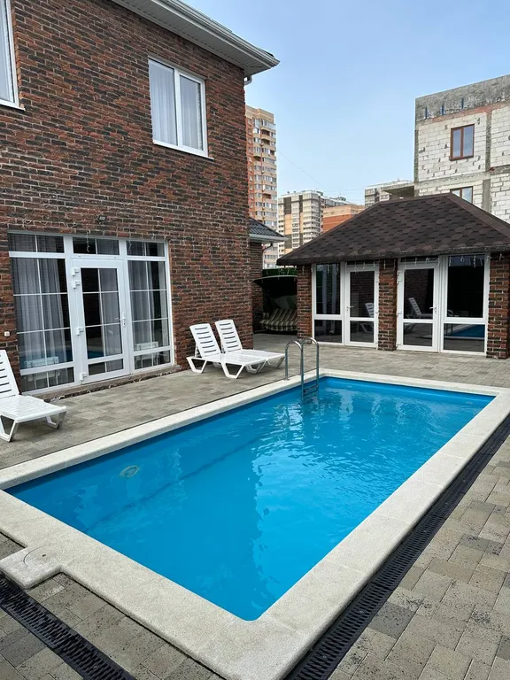 Коттедж с баней на дровах и теплым бассейном