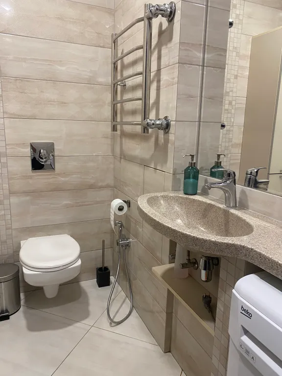 Прекрасная 2-комнатная квартира в хорошем доме и районе