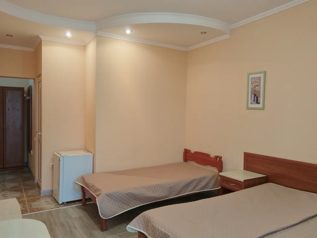 Квартира Квартира Трехместный номер с балконом в гостевом доме "Легенда" с бассейном. — Анапа