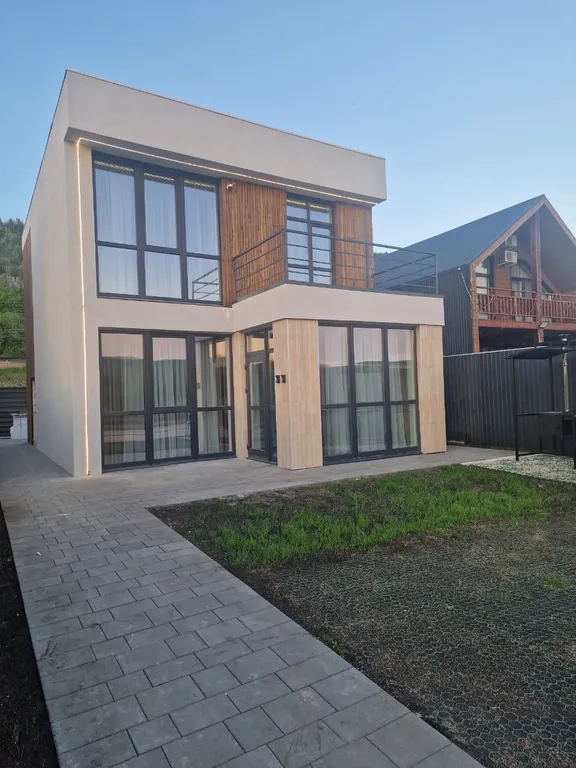 Уютный домик в стиле hi-tech на берегу реки