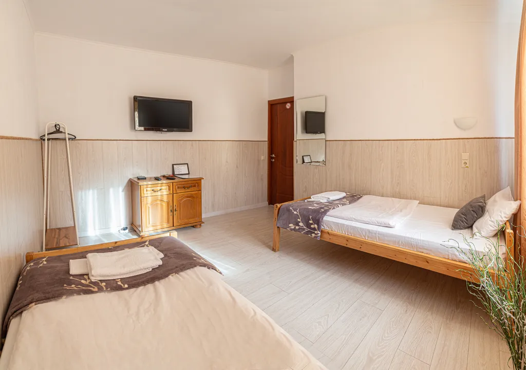 Двухместный номер с 2 отдельными кроватями и общим санузлом